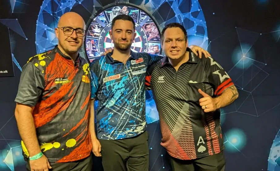 Luke Humphries wint demonstratie-evenement in Derby na zege op Adrian Lewis