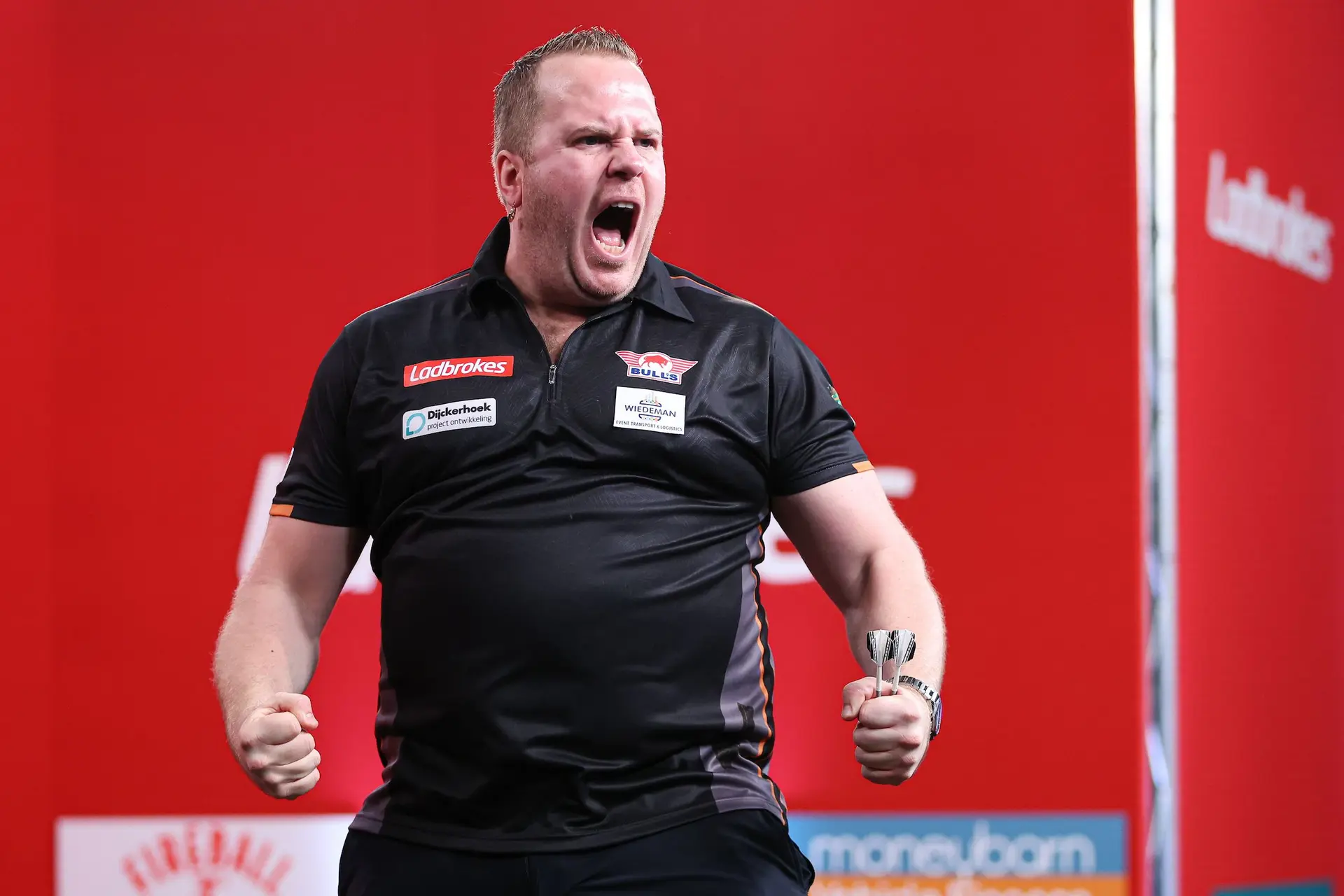 Dirk van Duijvenbode gooit negendarter tijdens Players Championship 21 in Leicester