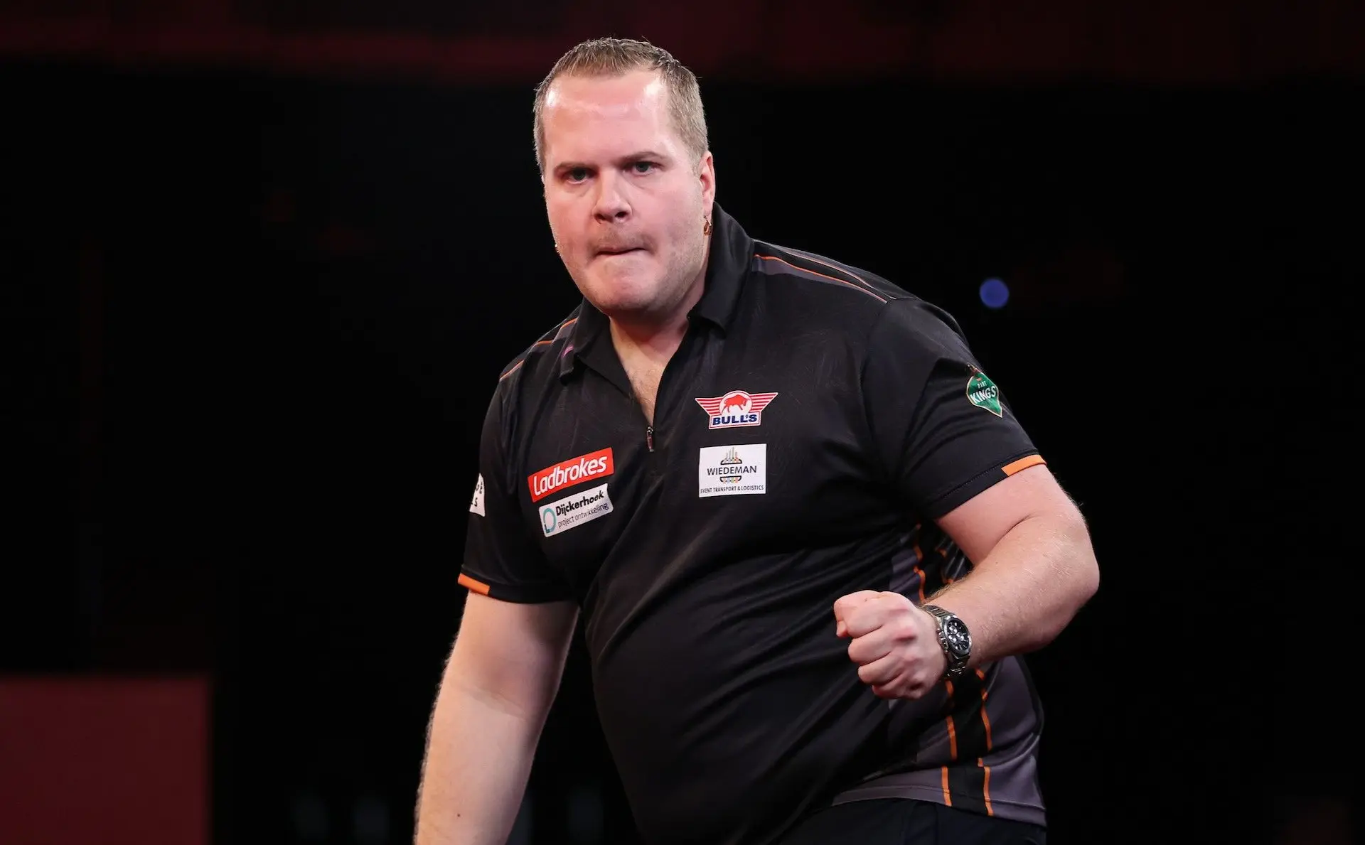 Van Duijvenbode maakt indruk op Austrian Darts Open met ruime zege; Van Barneveld vroeg uitgeschakeld in Graz