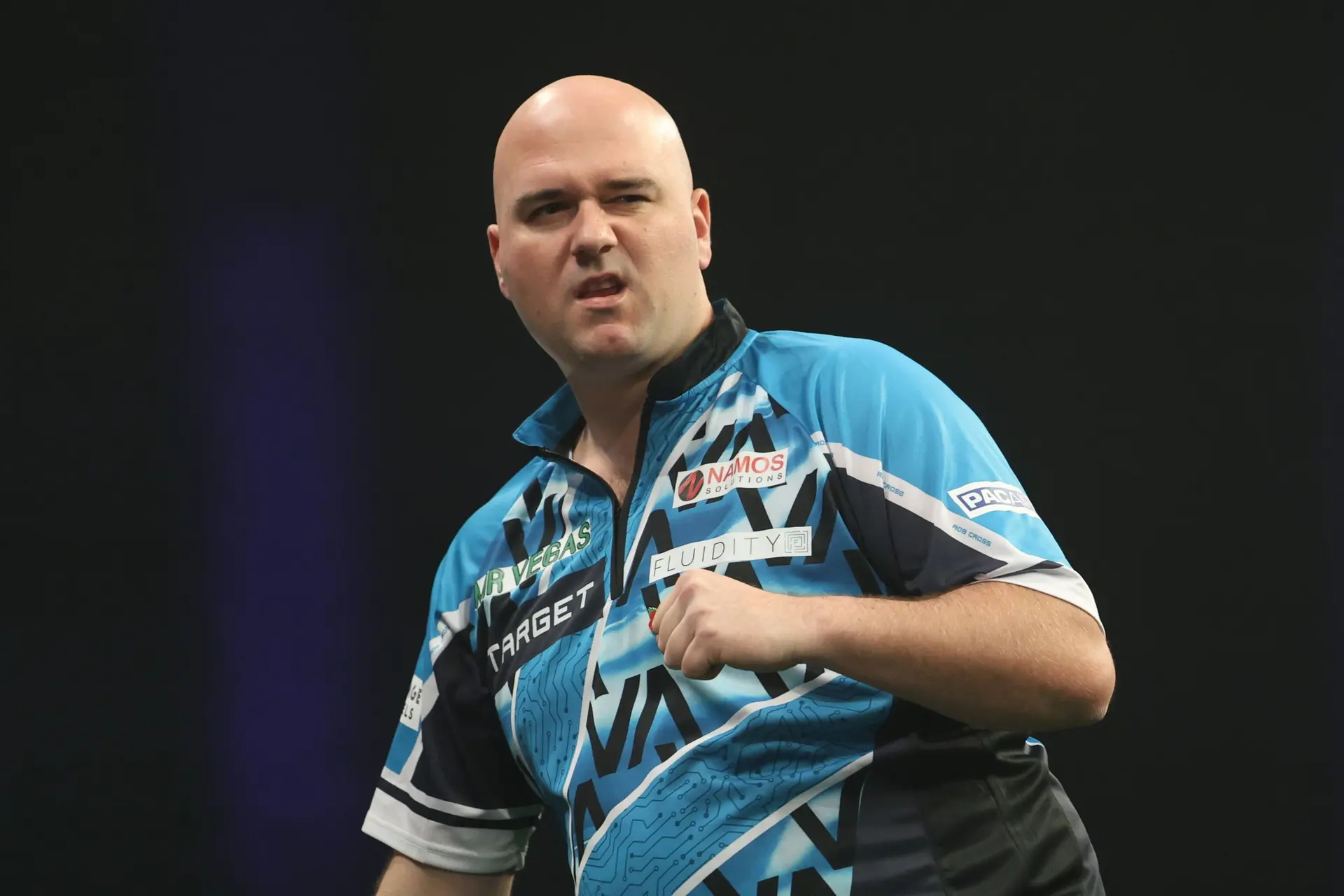Fenomenale Rob Cross maakt favorietenrol wél waar en schaart zich bij laatste acht in Wolverhampton