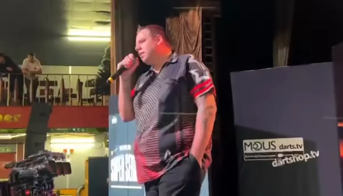 VIDEO | Tweevoudig wereldkampioen Adrian Lewis verrast fans met minutenlang muzikaal optreden