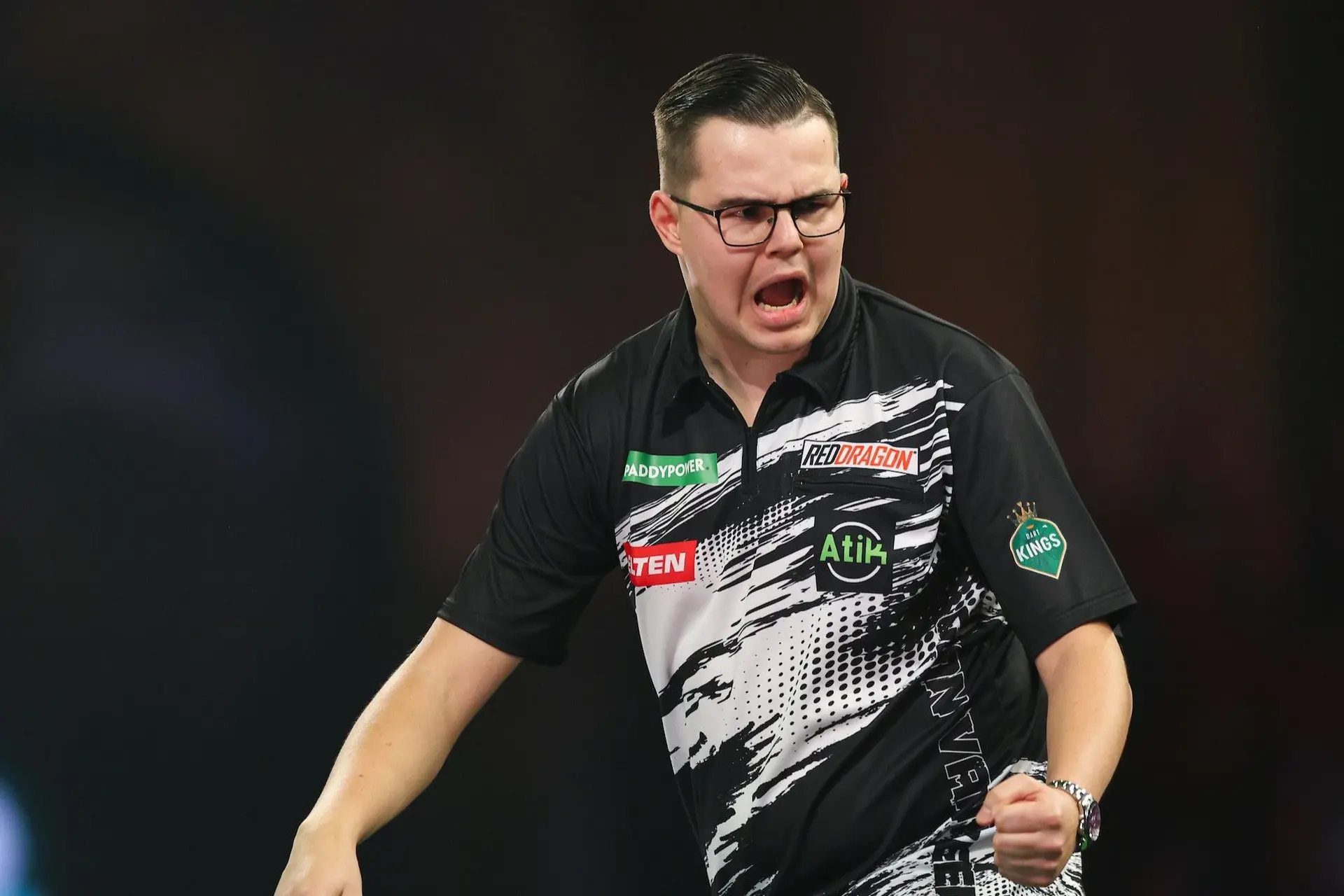 Veerkrachtige Gian van Veen pakt eindelijk zijn eerste PDC-rankingtitel na ruime zege op Luke Humphries in finale