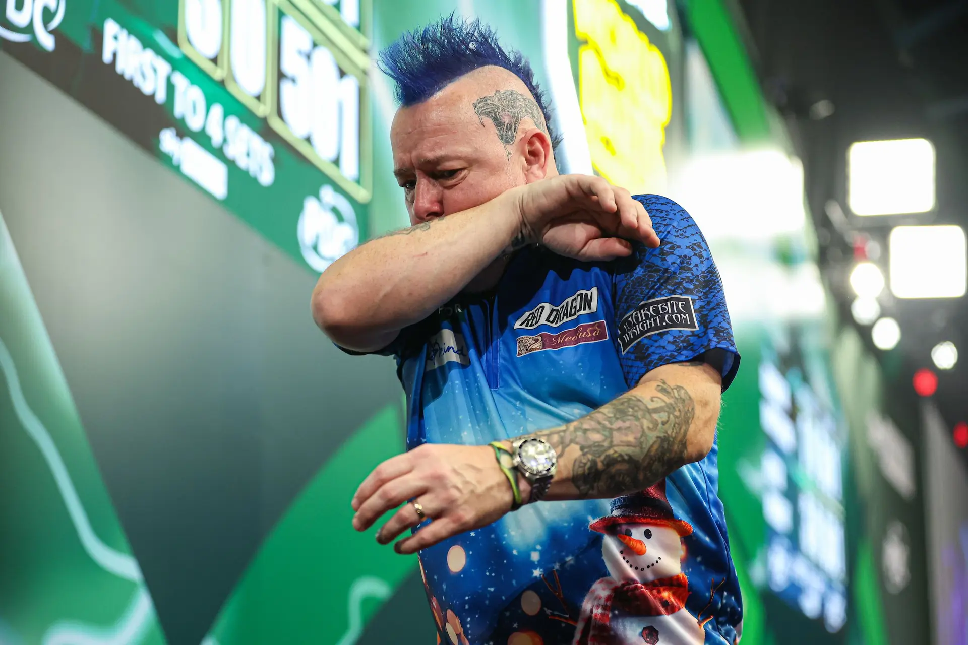 Hoestende Peter Wright geeft Jermaine Wattimena het nakijken op WK Darts