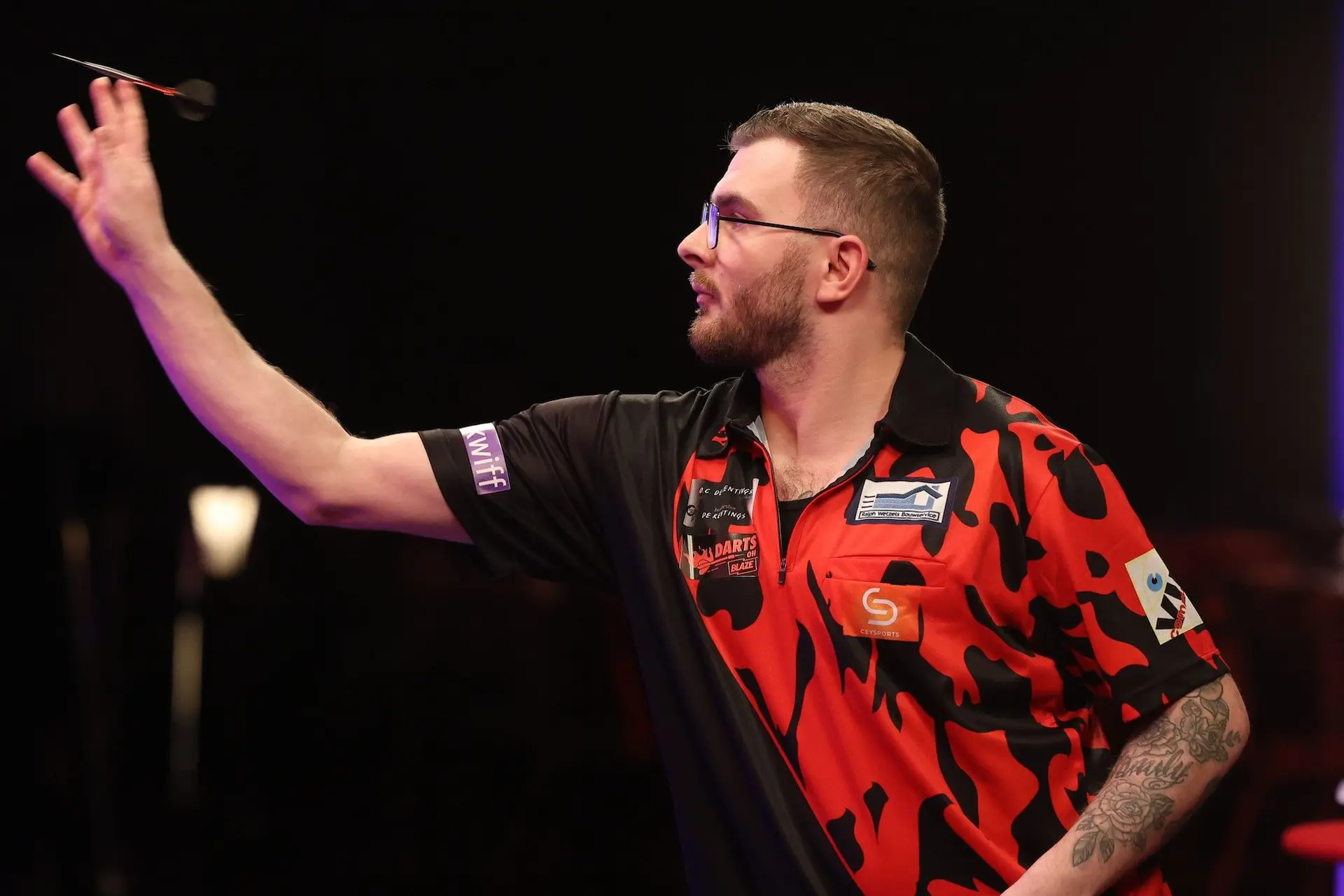 Sybren Gijbels begint met winst op WDF-WK; titelverdediger Shane McGuirk boekt comfortabele overwinning