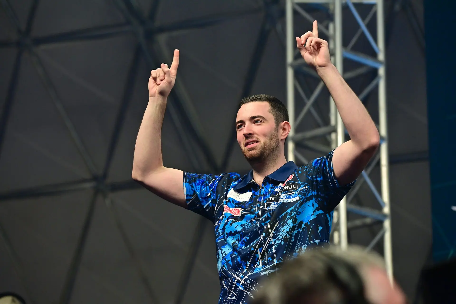 Luke Humphries knokt zich in beslissende leg langs Nathan Aspinall; Stephen Bunting maakt gehakt van Chris Dobey