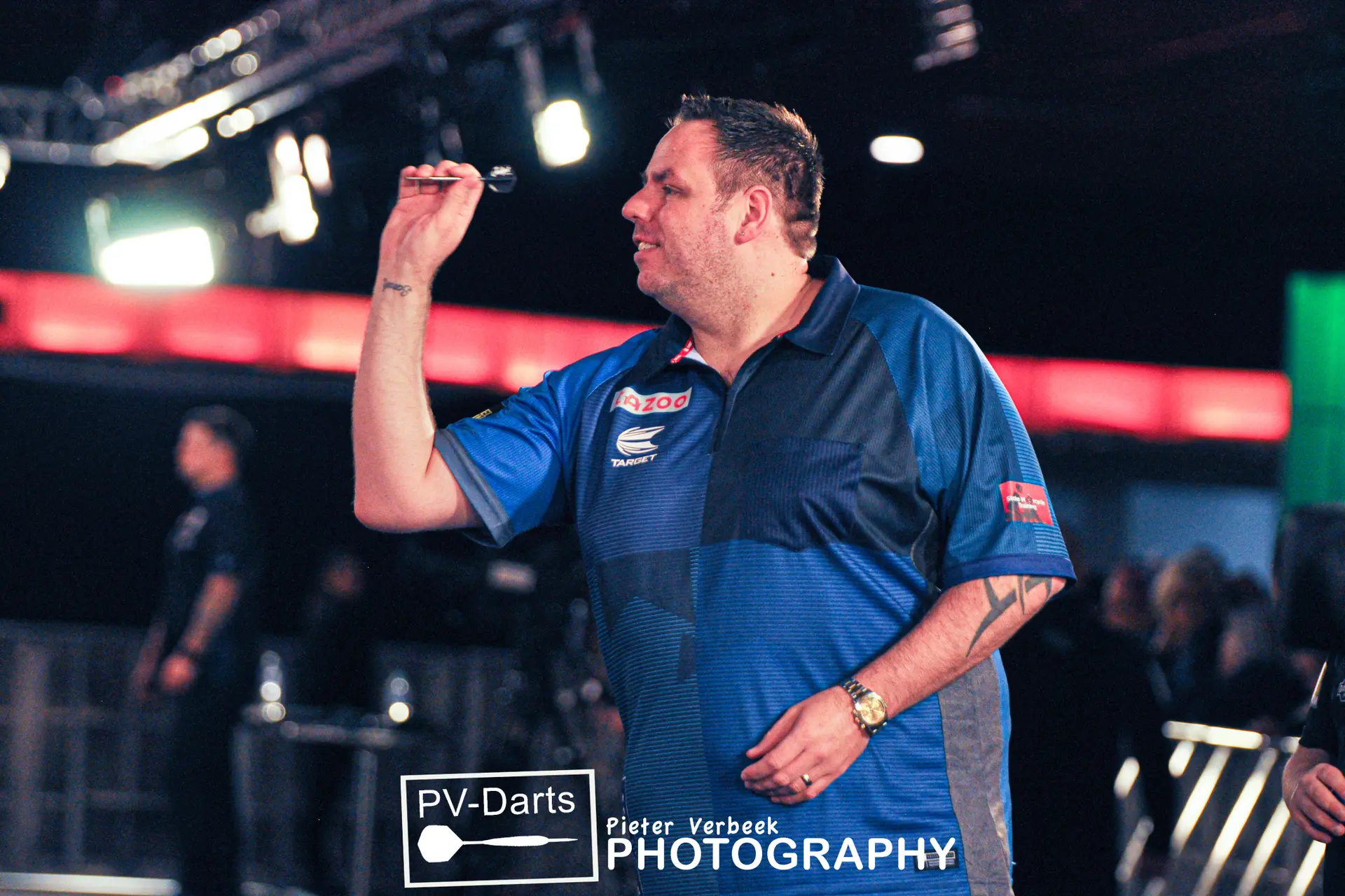 VIDEO | Adrian Lewis legt de fijne kneepjes van zijn soepele worpstijl uit: "Het is simpel: achteruit, vooruit en loslaten"