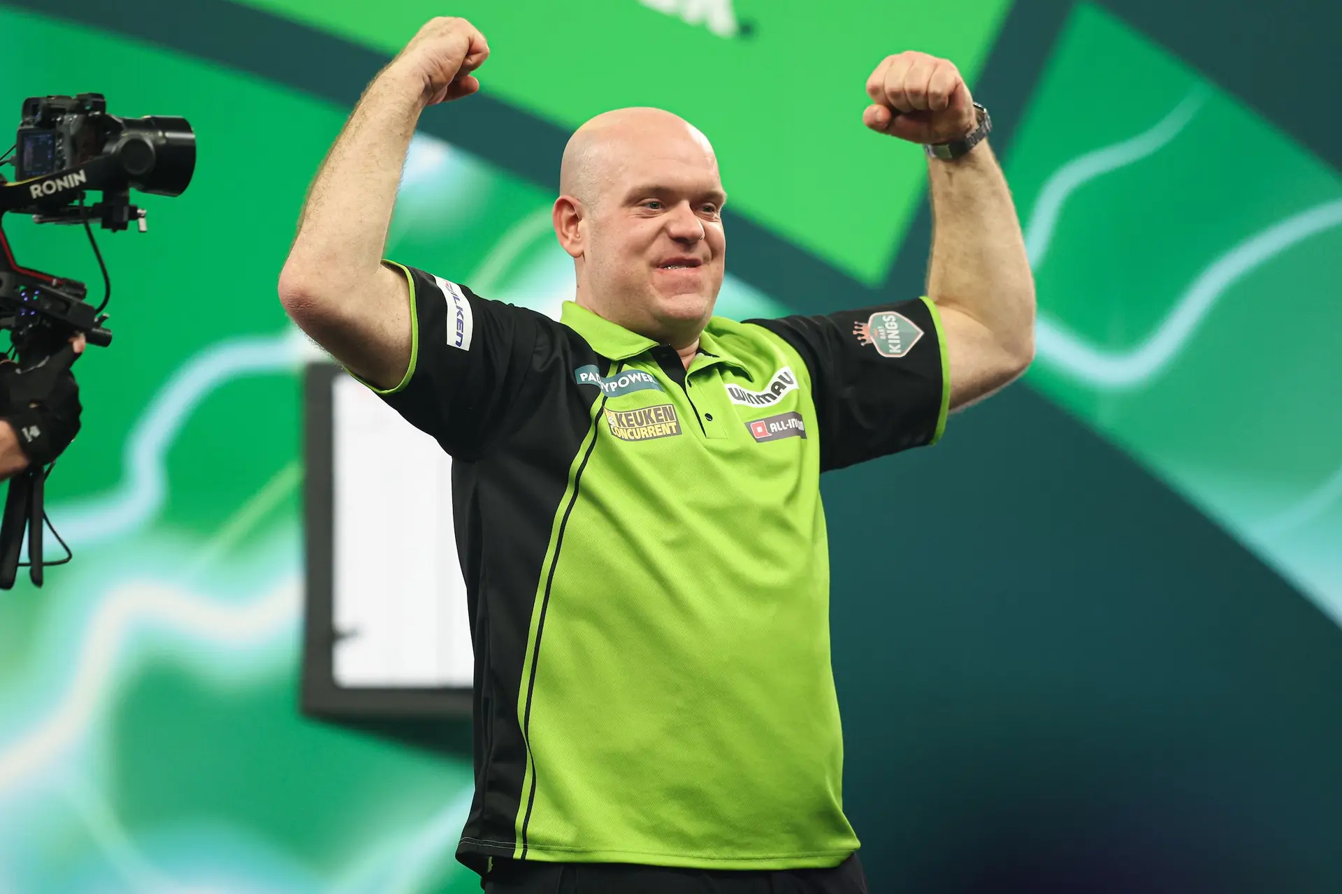 "Ik heb zo’n pijn in m’n rug…van het land op m’n schouders te dragen" - Lachende Michael van Gerwen is klaar voor de finale