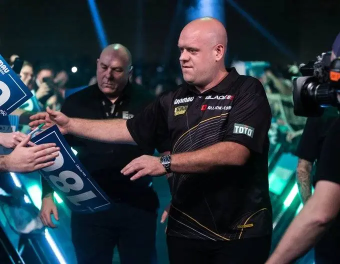 Michael van Gerwen met jubileumshirt in vier sets te sterk voor oud-jeugdwereldkampioen