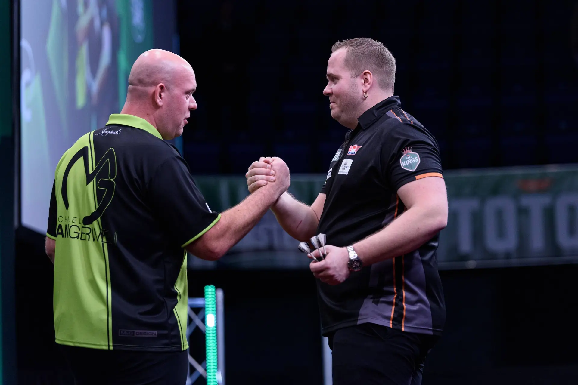 Michael van Gerwen en Dirk van Duijvenbode geven elkaar een hand