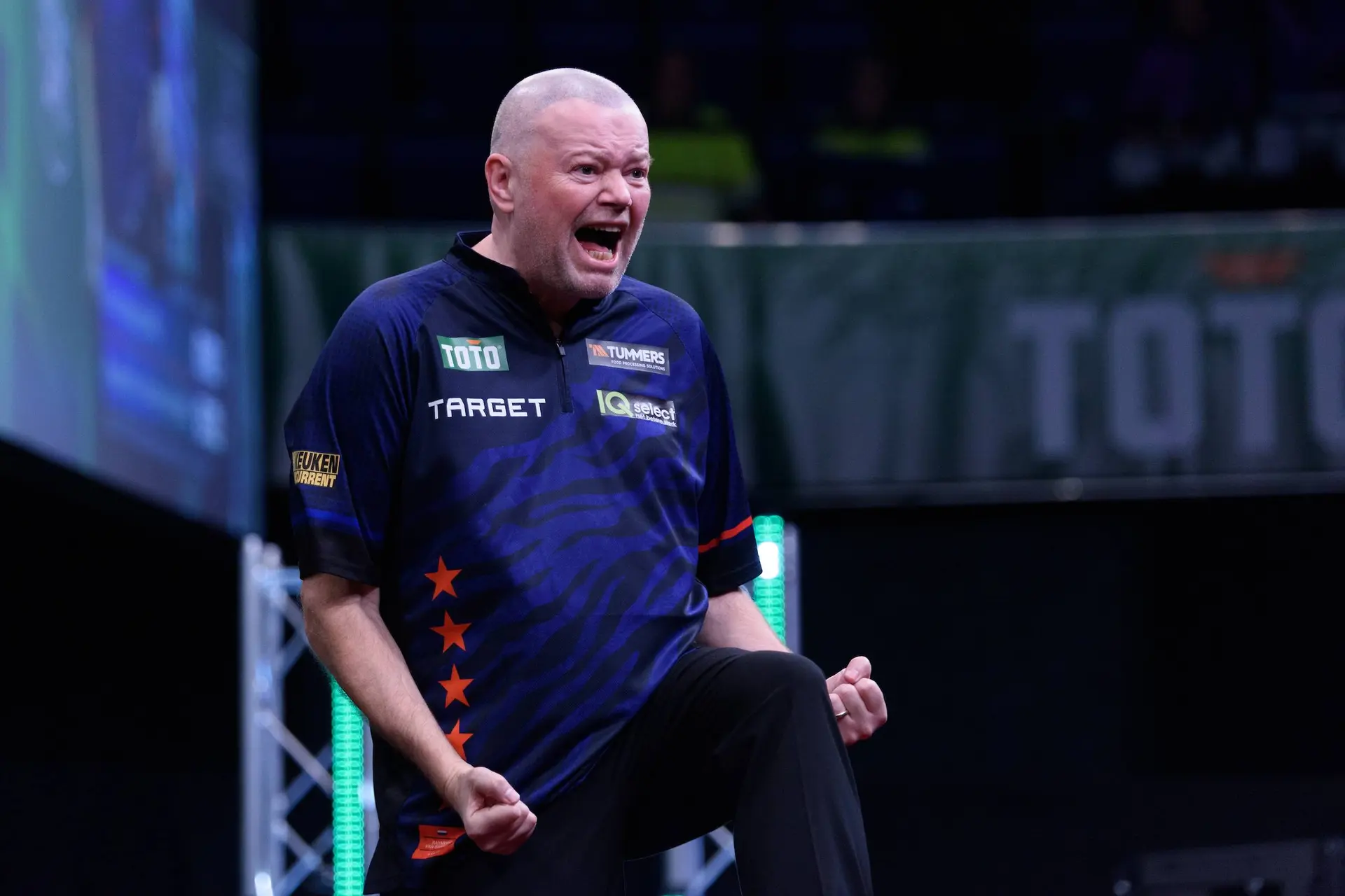 Van Barneveld tovert houdini-act uit hoge hoed en plaatst zich op valreep voor World Grand Prix