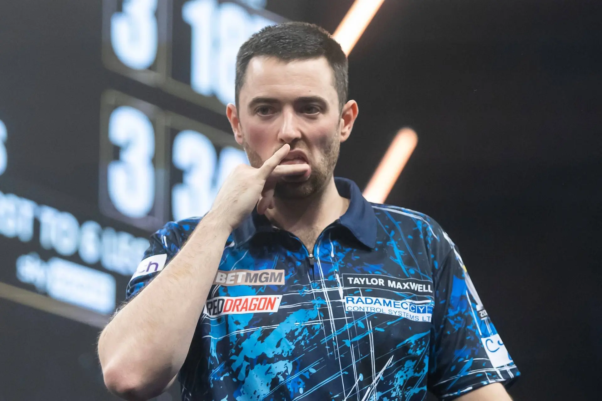Luke Humphries steunt gepeste fan met hartverwarmend gebaar