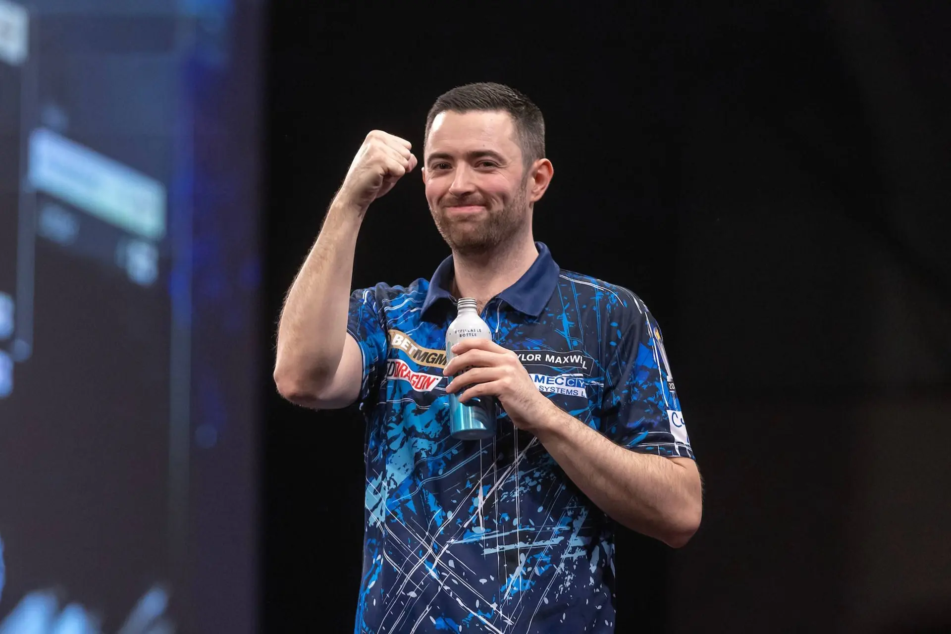 ''Ik wil dat de pestkoppen jaloers zijn'' - Luke Humphries krijgt toestemming en regelt VIP-ervaring voor gepeste dartsfan