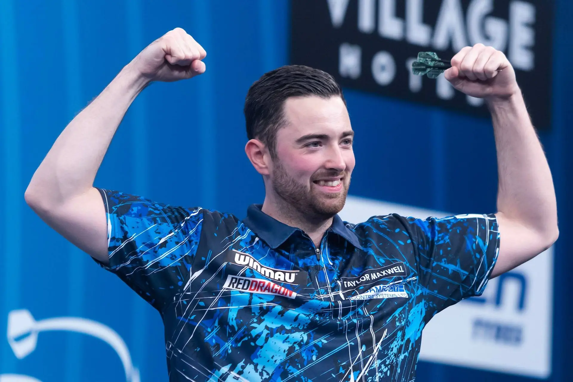 Luke Humphries gaat er vandoor met titel op Winmau World Masters na zenuwslopende finale tegen Jonny Clayton