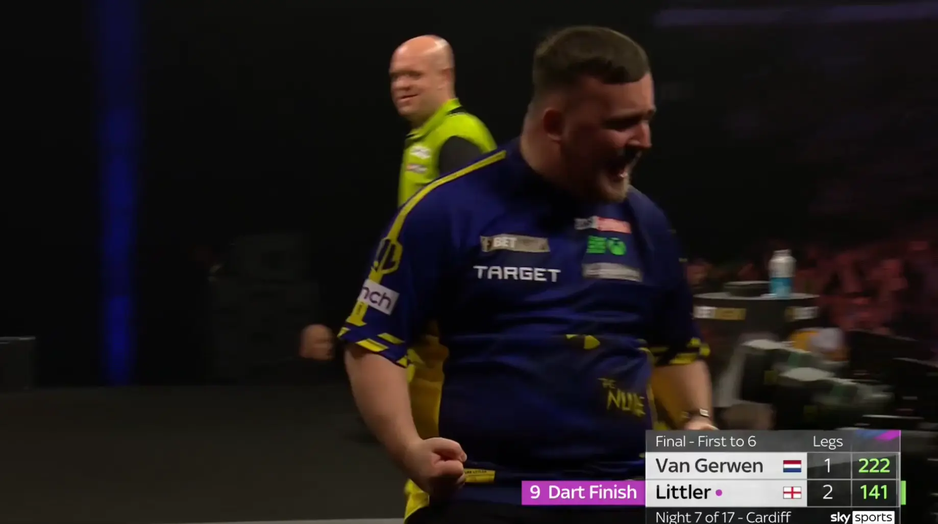 VIDEO: Luke Littler gooit negendarter in Premier League-weekfinale tegen Michael van Gerwen