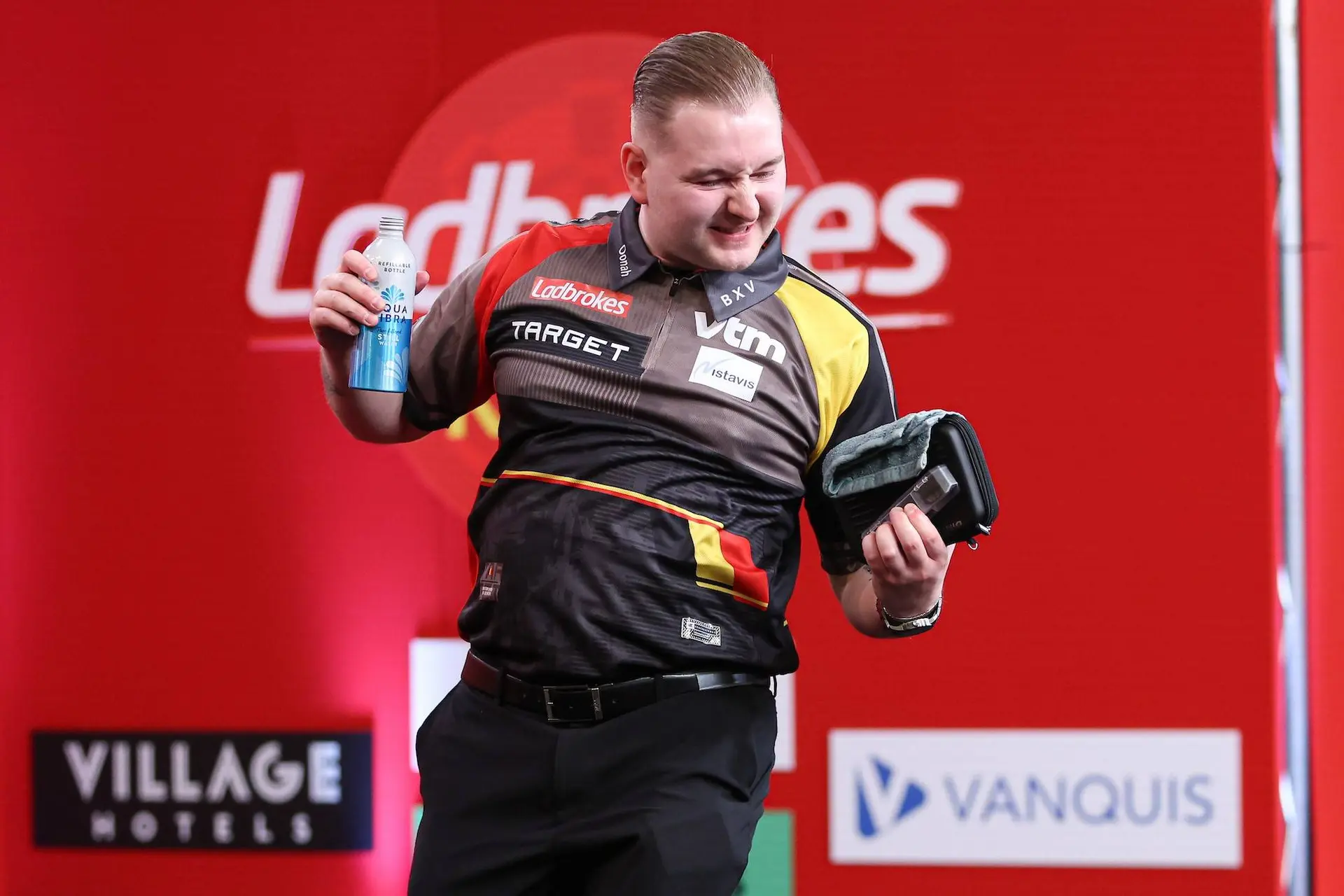 Speelschema zaterdagavond op UK Open Darts 2025: Van den Bergh, Van Veen, Littler en Humphries in actie bij de laatste 16