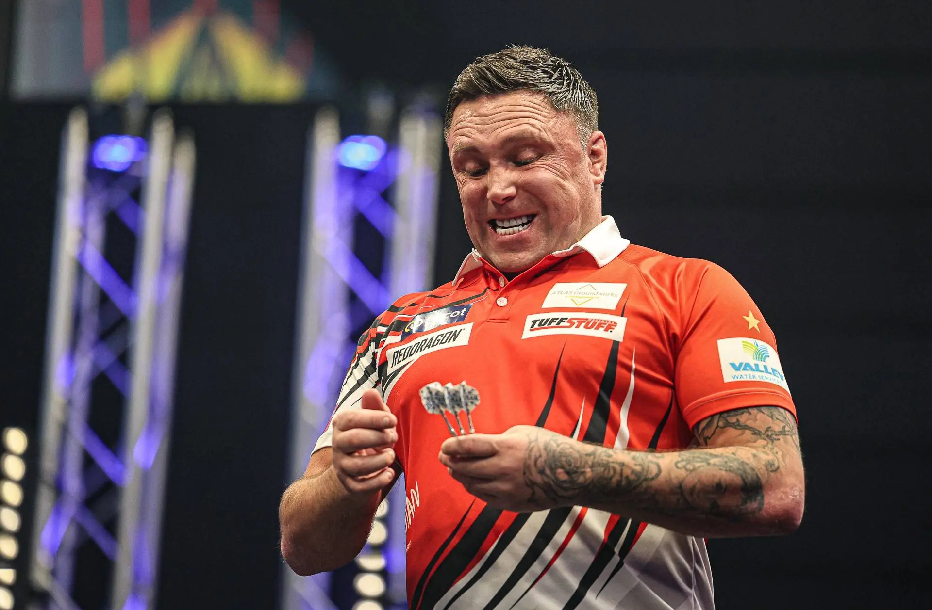 Gerwyn Price worstelt met blessure en moet eigen fans in Swansea teleurstellen
