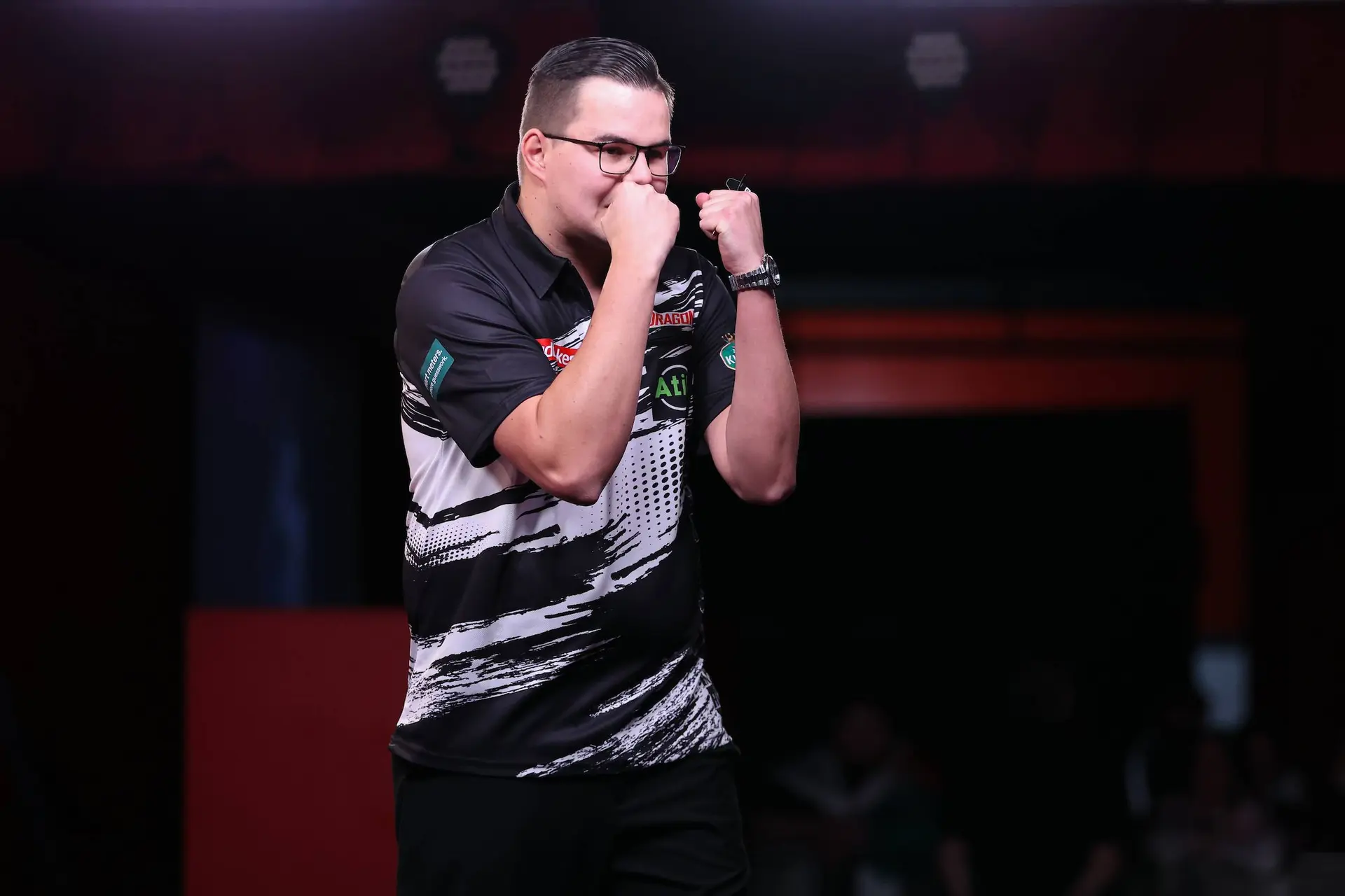 Gian van Veen overleeft vijf matchdarts tegen Connor Scutt en plaatst zich voor tweede ronde European Darts Trophy