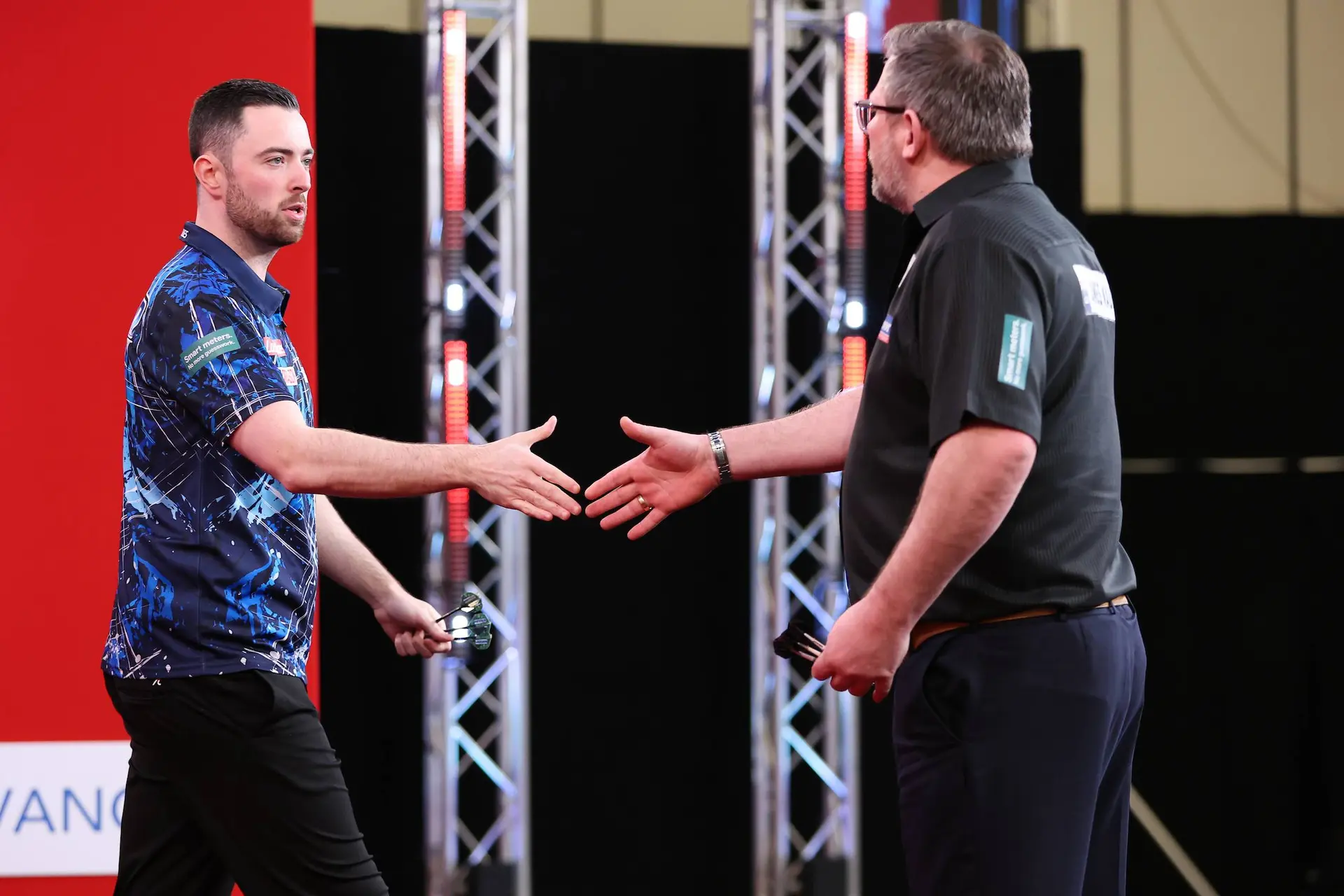 ''Iemand die mijn respect niet verdient ga ik geen knuffel geven'' - Luke Humphries reageert na koele handdruk met James Wade