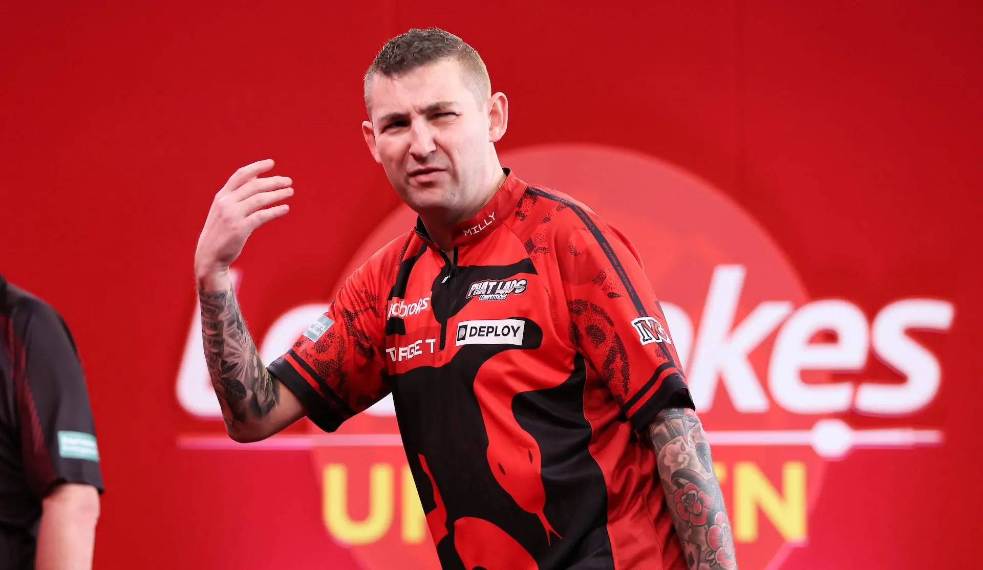 Nathan Aspinall wijst vervelende fans terecht: ''Stop met fluiten, de spelers hebben er last van''