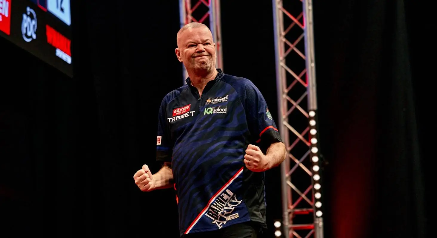 Van Barneveld walst met gemiddelde van 107.97 over Chisnall heen; Noppert en Huybrechts ook naar derde ronde op Hungarian Darts Trophy