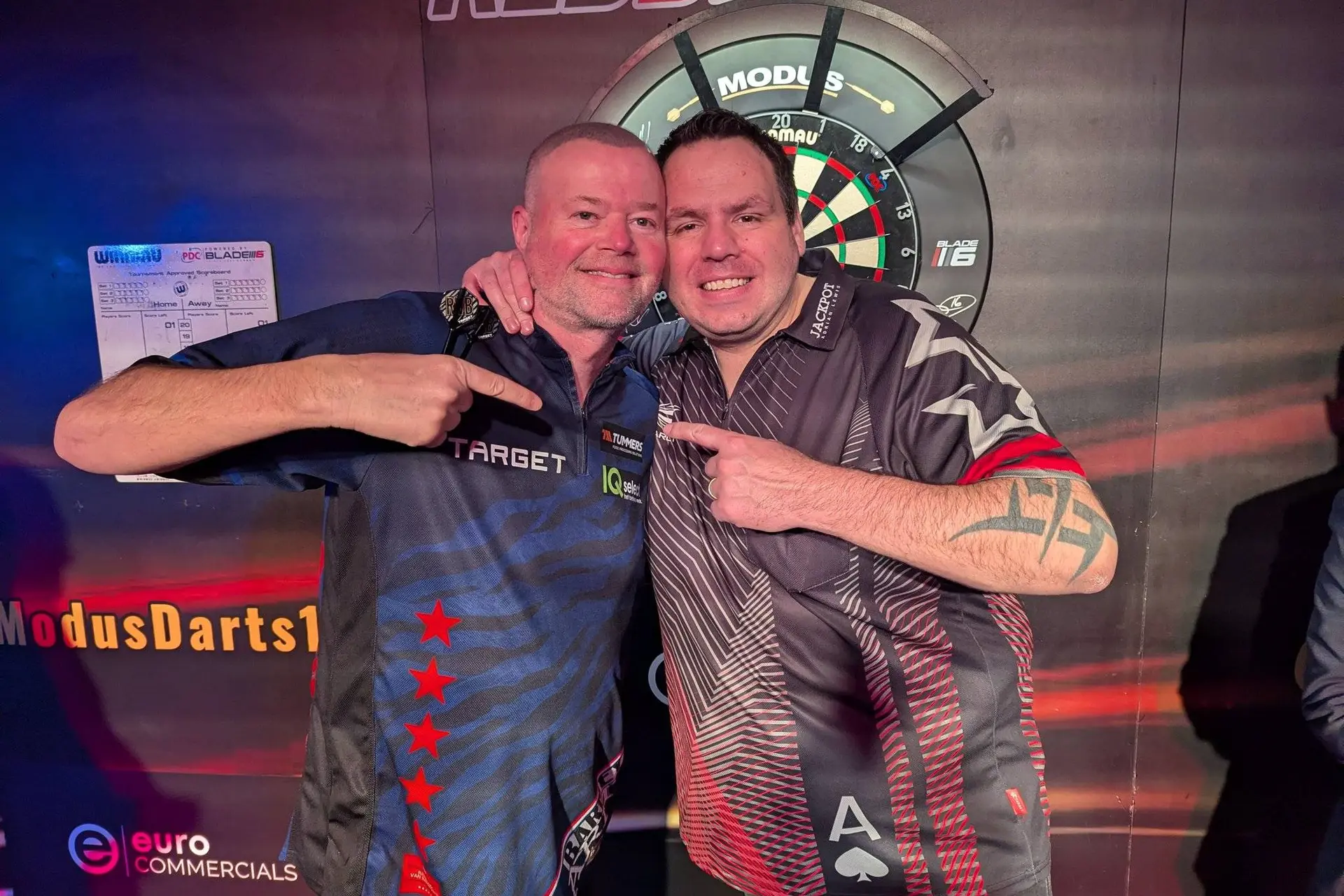 Raymond van Barneveld verslaat Devon Petersen en Adrian Lewis bij evenement in voetbalstadion Southampton