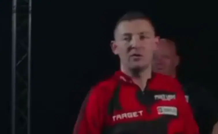 Woeste Nathan Aspinall moet vrezen voor boete: ''Deze borden zijn f*cking slecht''