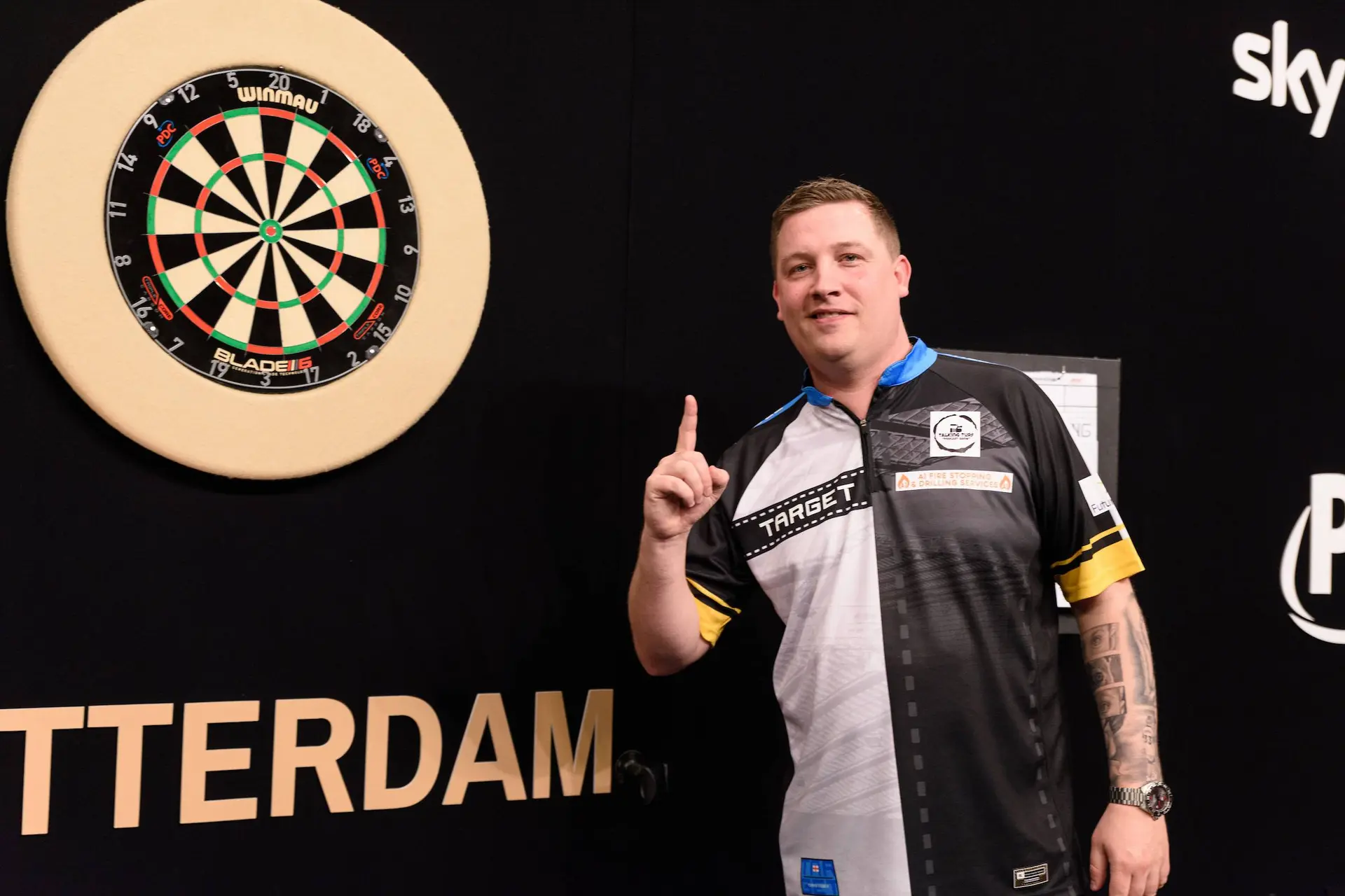 Chris Dobey kan niet lachen om grap van Jonny Clayton, die uiteindelijk wel geluk brengt op European Darts Open
