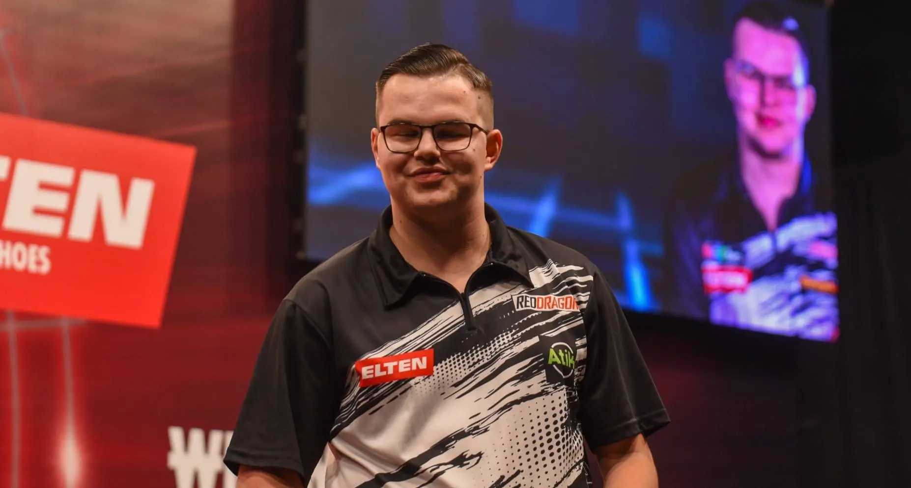 "In de spelersruimte liep hij tegen een scherp stuk muur aan" - Bizarre blessure leek Gian van Veen amper te hinderen op German Darts Grand Prix