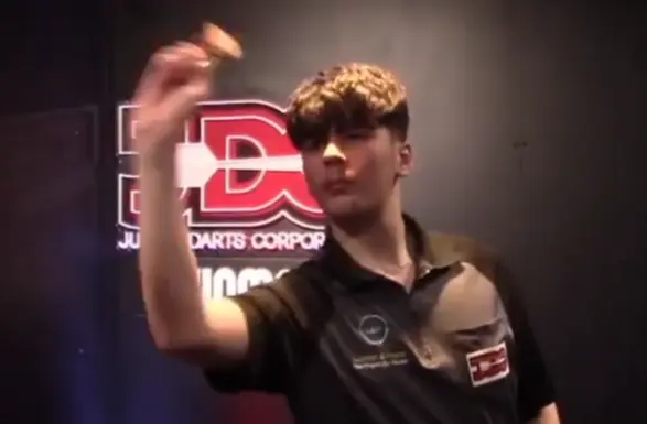 Engels toptalent treedt in voetsporen Luke Littler en wint op 14-jarige leeftijd WDF-seniorentitel