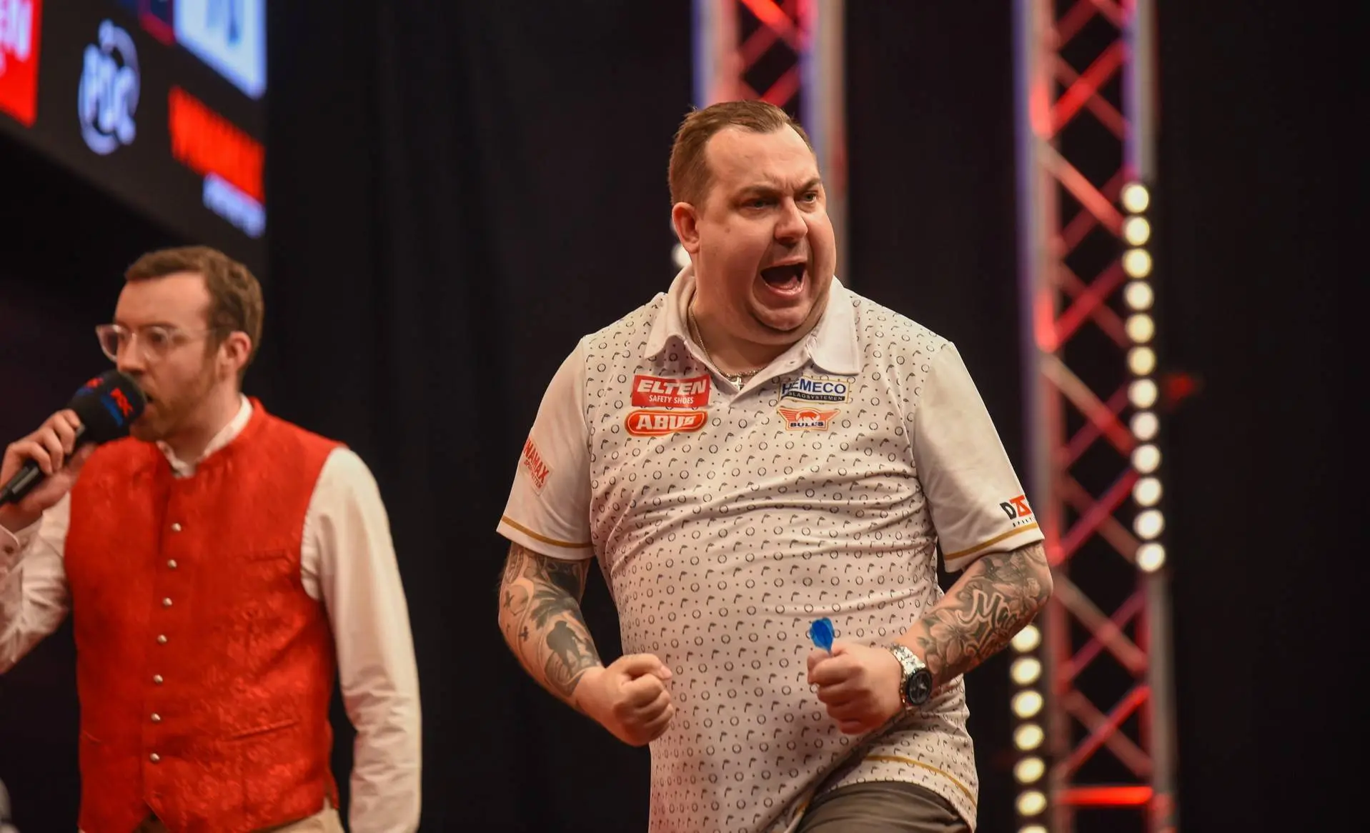 "Die ijzeren staaf vloog los op het hoofd van Jonny Clayton" - Kim Huybrechts zag 'lompe' Michael van Gerwen onbedoeld schade aanrichten