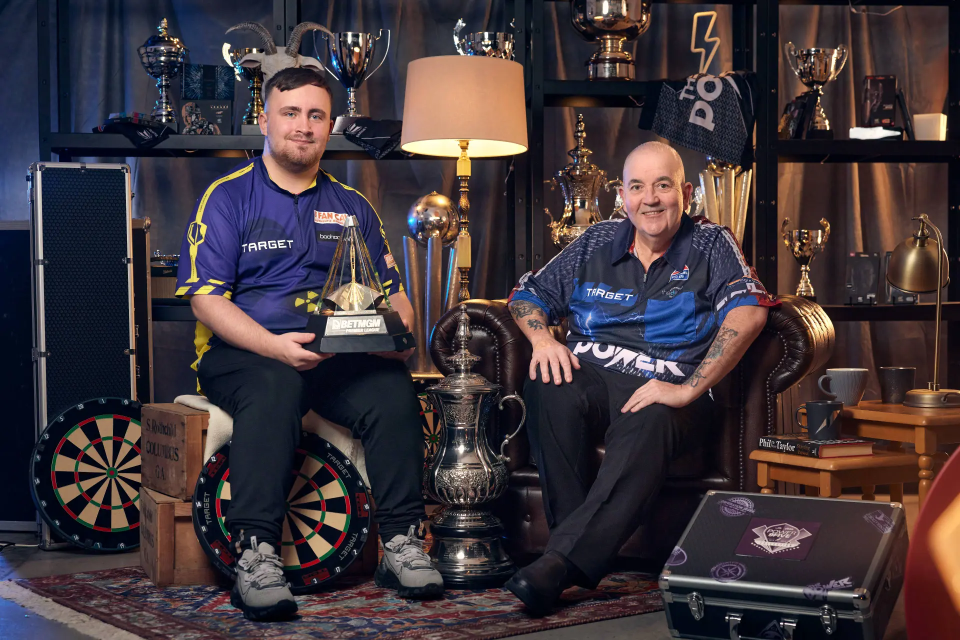 Luke Littler en Phil Taylor poseren met trofeeën