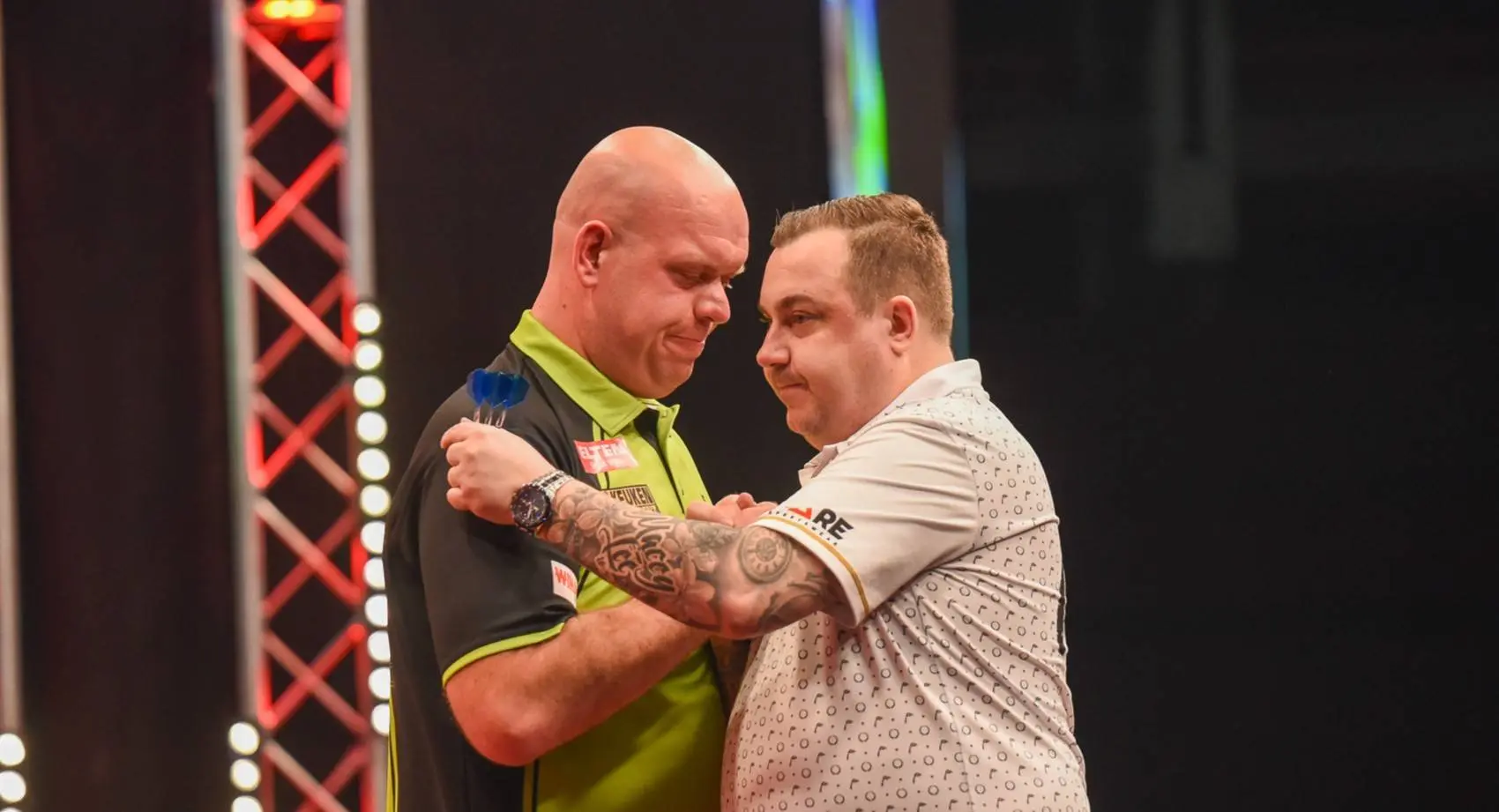 Van Gerwen overleeft matchdarts tegen Huybrechts, Van Veen en Zonneveld ook naar laatste 16 op German Darts Grand Prix