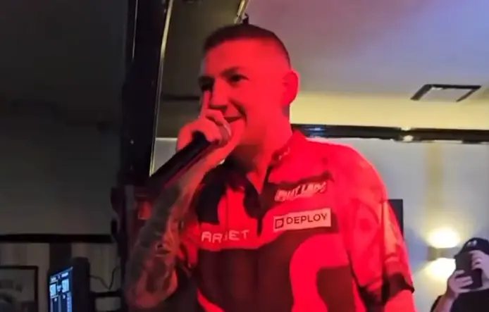 VIDEO: Eminem-fan Nathan Aspinall zingt geweldige vertolking van Without Me