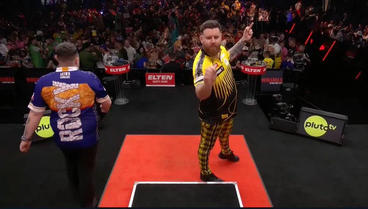 (VIDEO) Scott Williams riskeert boete na middelvingergebaar naar provocerende fan