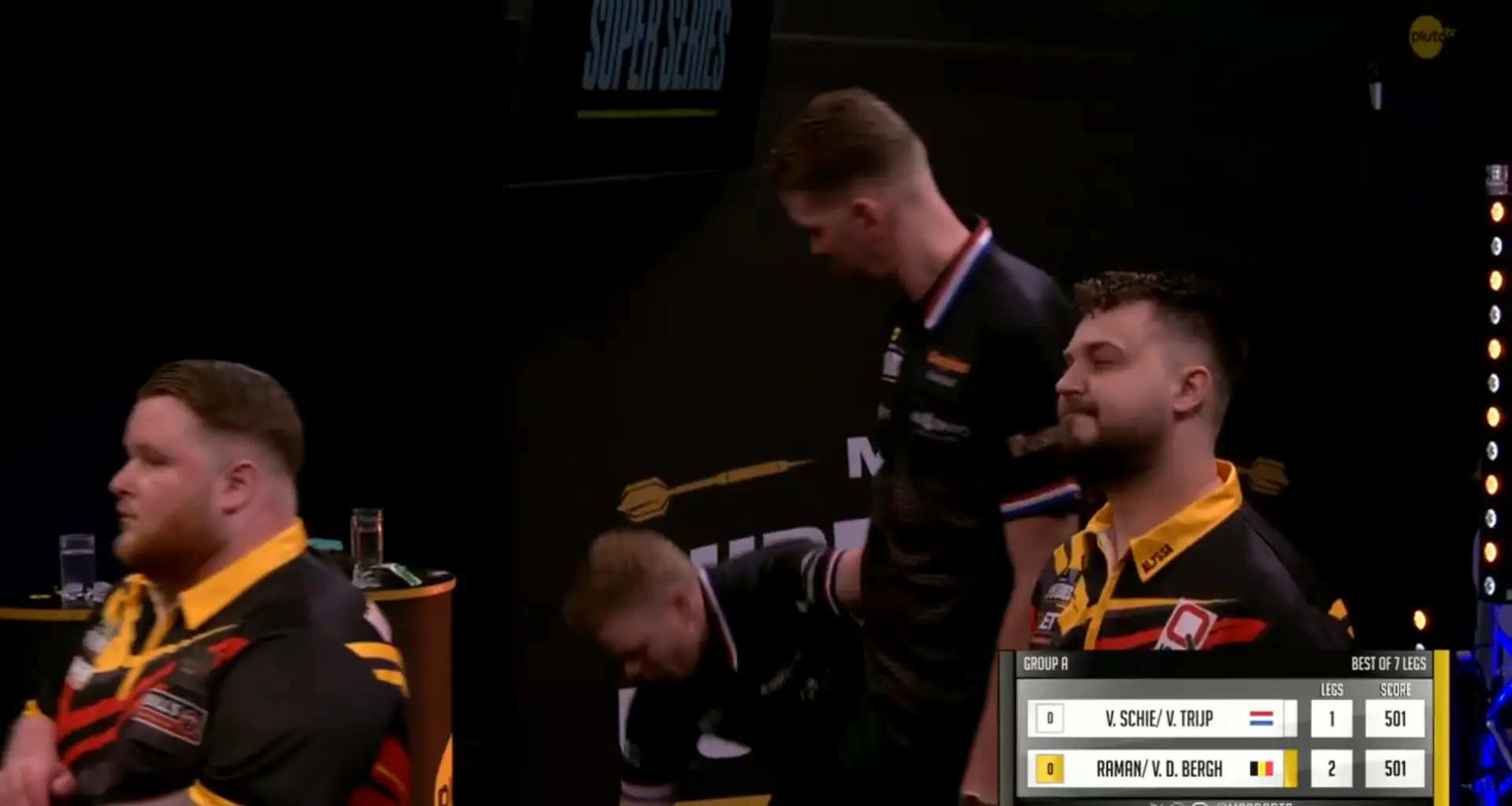 VIDEO: Danny van Trijp valt van het podium af tijdens koppelwedstrijd in MODUS Super Series