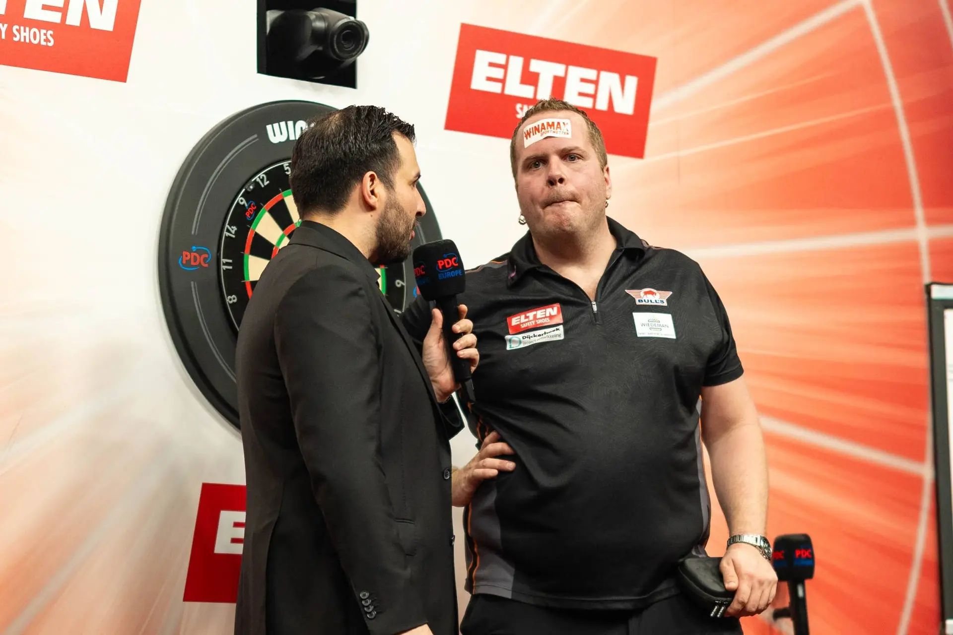 Van Duijvenbode geeft toernooisponsor wel hele prominente plek na zege op Van Gerwen