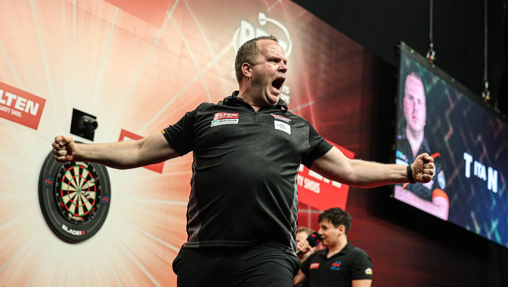 Dirk van Duijvenbode verslaat toppers en wint Darts Gala in Gummersbach
