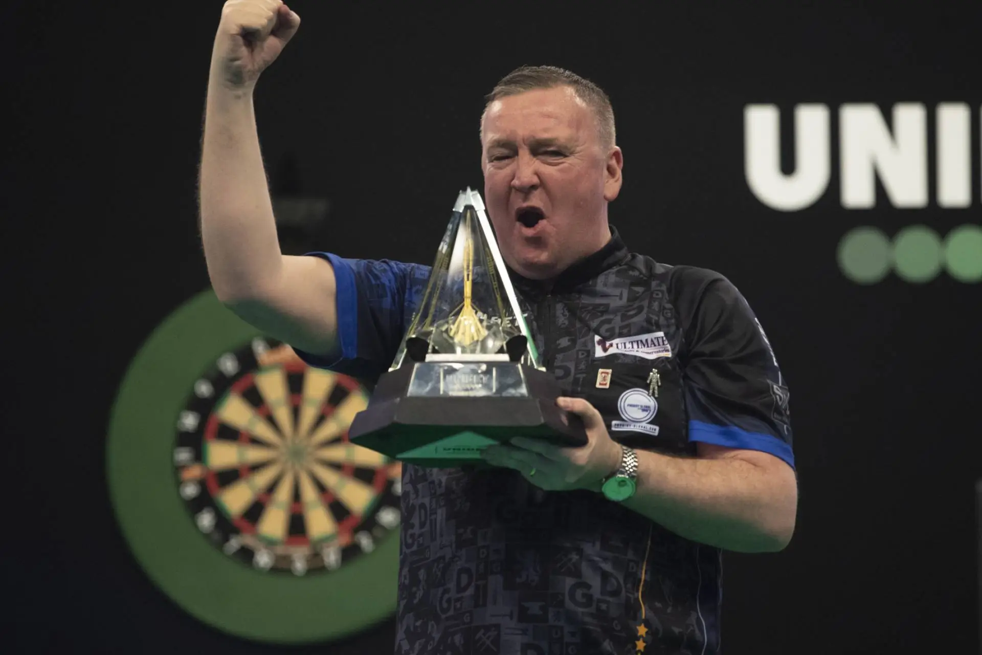 Glen Durrant met zijn trofee van de Premier League Darts