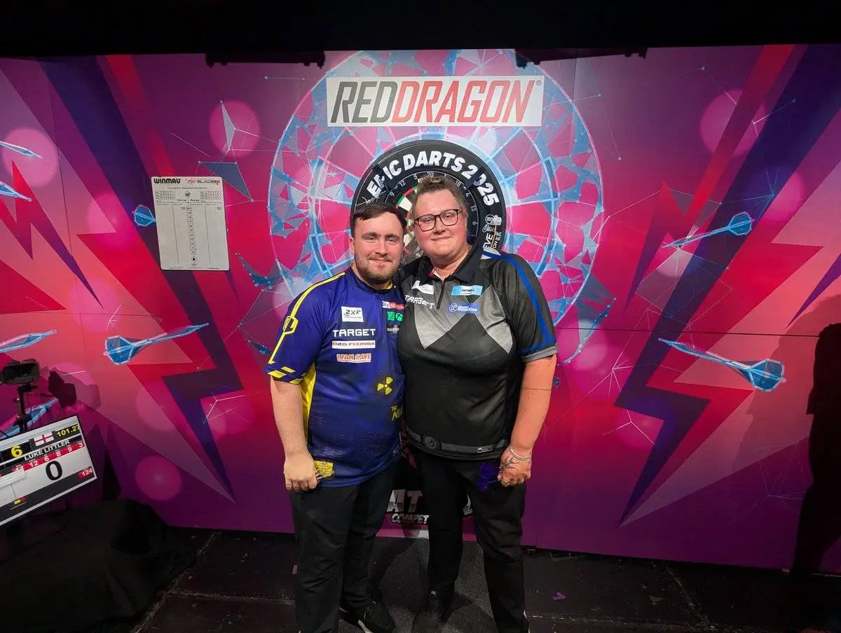 Luke Littler verslaat Beau Greaves tijdens demonstratietoernooi in Norwich; Steve Beaton verslaat Fallon Sherrock