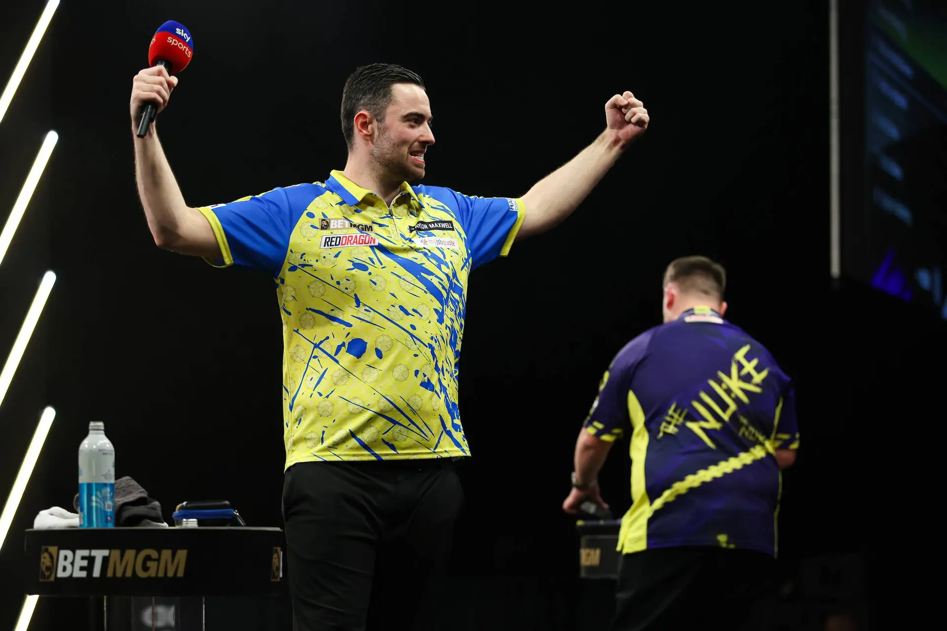 Luke Humphries maakt favorietenrol waar in Leeds en verslaat Luke Littler in Premier League-weekfinale