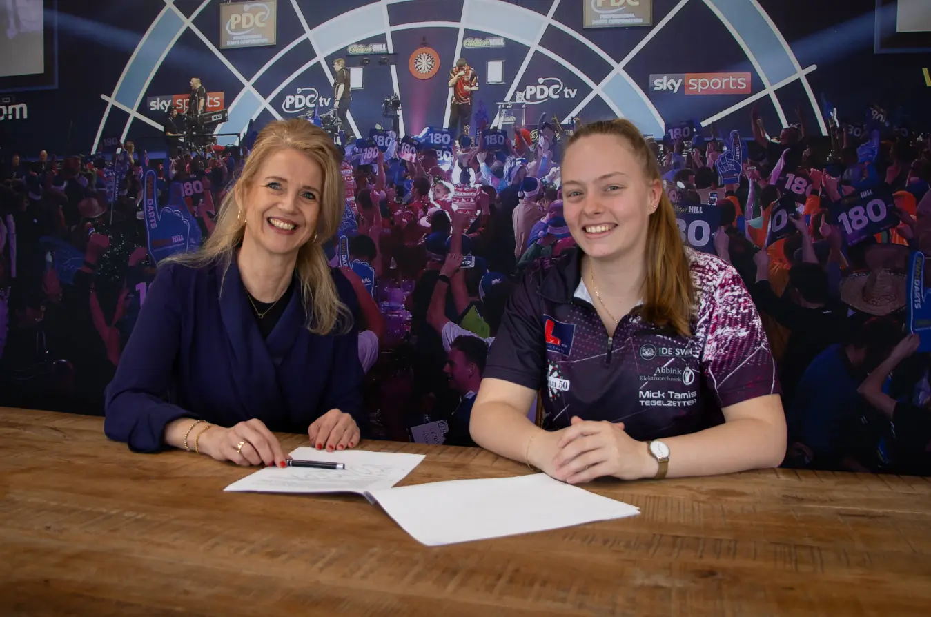 Nederlands dartsmerk Bull's NL strikt voor het eerst een Nederlandse topspeelster