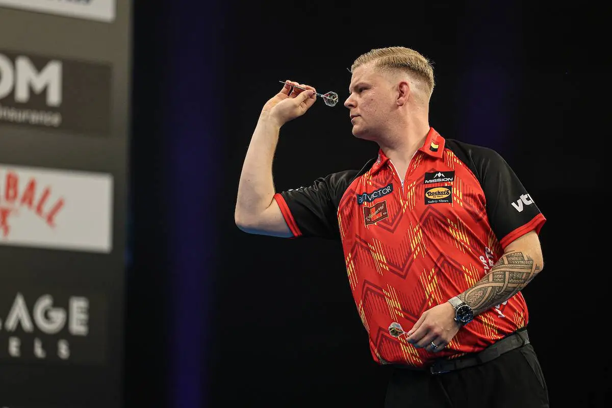 Mike de Decker biedt excuses aan na Belgische afgang op World Cup of Darts: ''Ik was de hele wedstrijd nerveus''