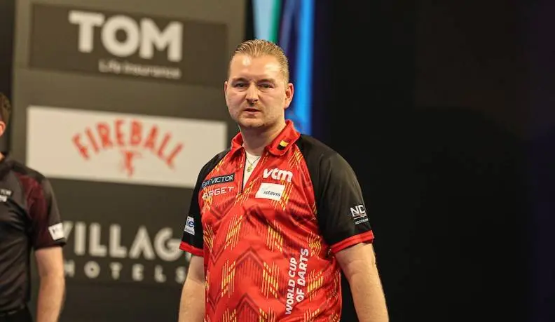 Vluchtchaos voor Dimitri van den Bergh na uitschakeling op World Cup of Darts