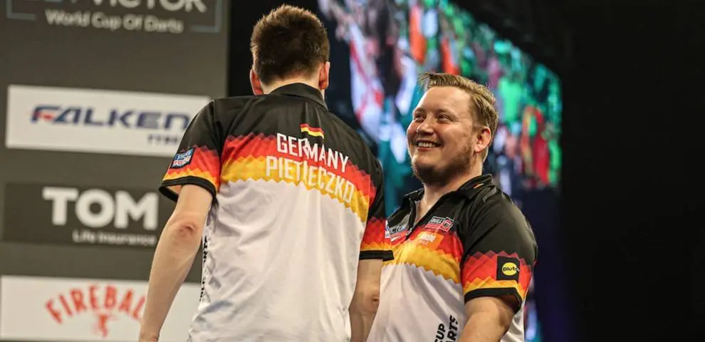Martin Schindler lacht naar teamgenoot Ricardo Pietreczko