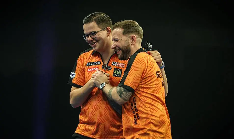 Nederland op oppermachtige wijze naar halve finales op World Cup of Darts; Wales volgende tegenstander van oranje-duo