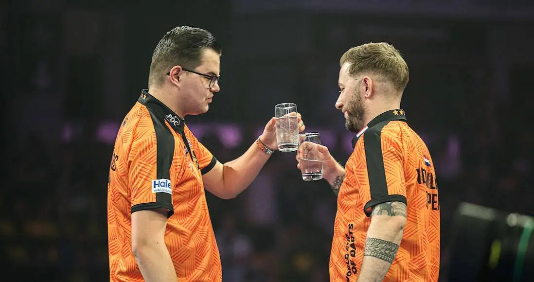 Nederland vernedert Schotland met 8-0 op World Cup of Darts, Engelse topfavorieten vliegen eruit tegen Duitsland