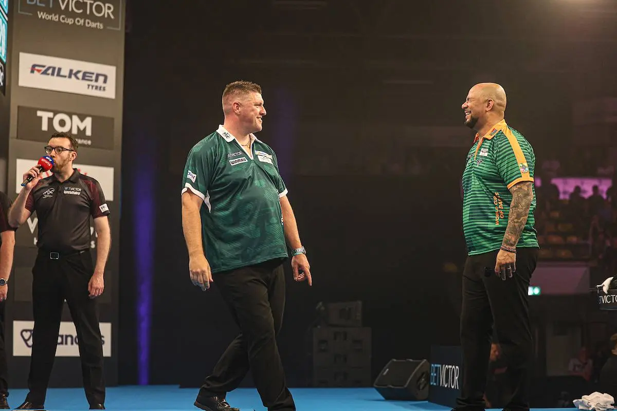 "Je had het in mijn gezicht kunnen zeggen" - Devon Petersen scheldt "laffe" Josh Rock & Daryl Gurney uit na controverse op World Cup of Darts