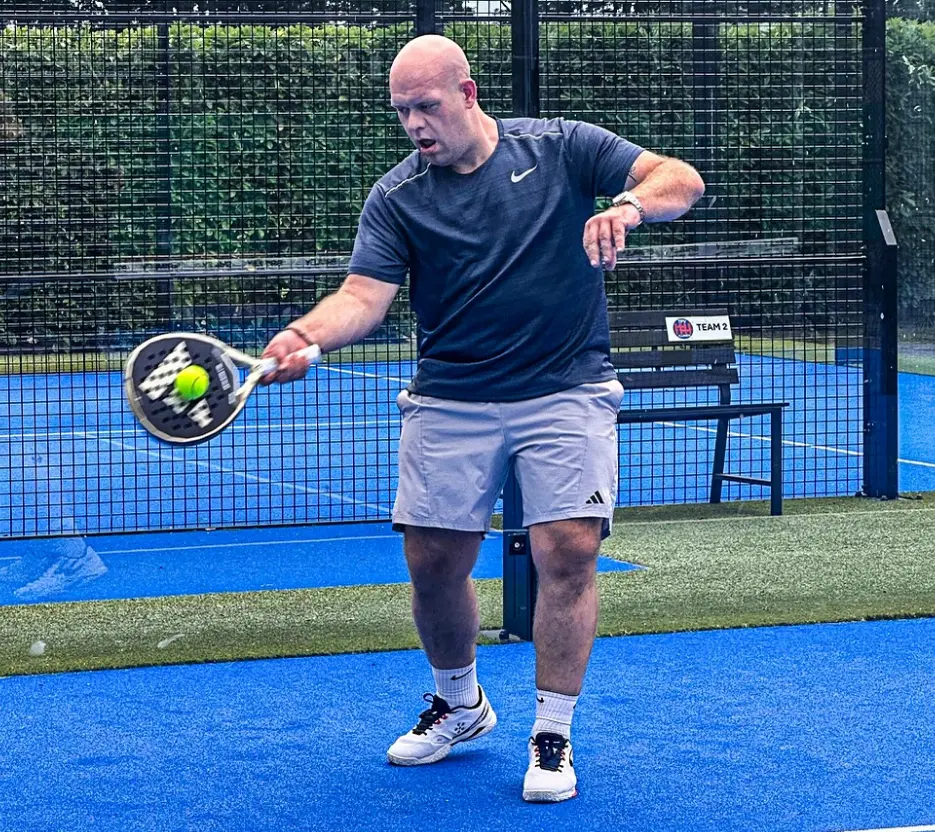 VIDEO: Michael van Gerwen speelt padel als voorbereiding op kraker met Van Barneveld op de World Matchplay