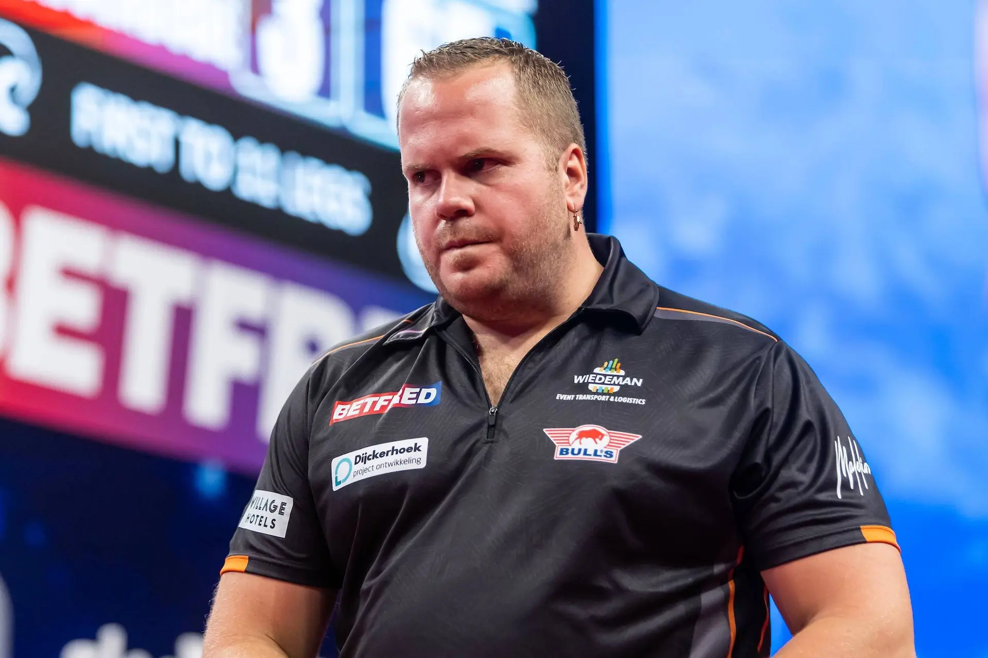 Knoeiende Van Duijvenbode verliest op Hungarian Darts Trophy; Huybrechts wel naar tweede ronde in Boedapest