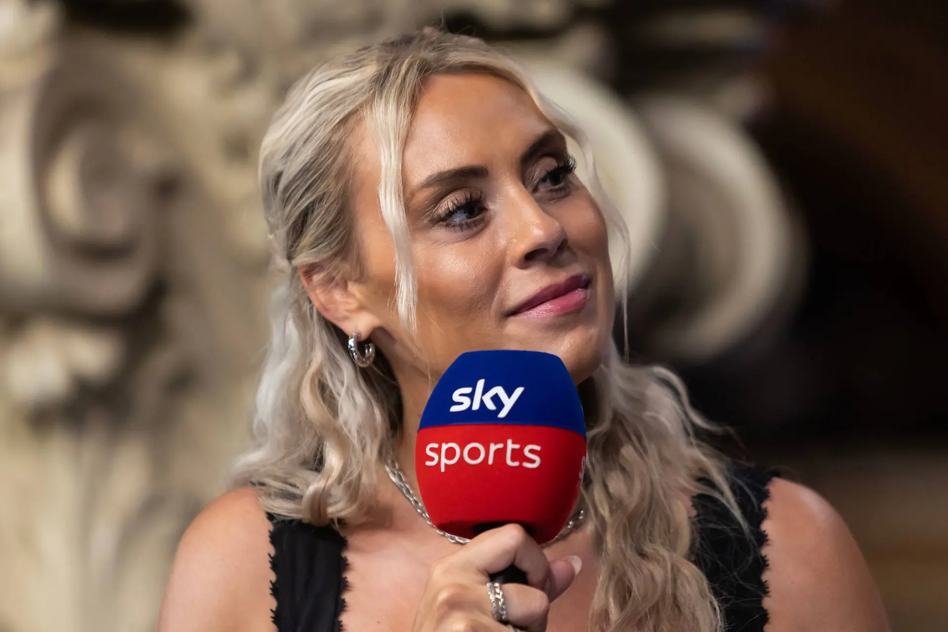 Razend populair op sociale media en hét gezicht van de dartsuitzendingen op Sky Sports - Wie is Emma Paton?